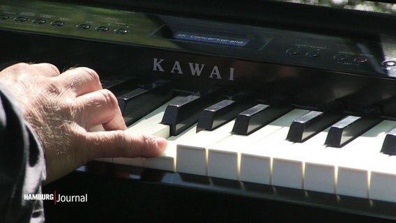 Eine Hand auf den Tasten eines Klaviers. © Screenshot 
