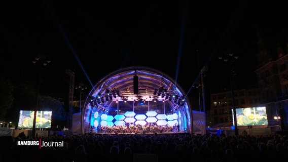 Eine Konzertbühne auf dem Rathausmarkt. © Screenshot 