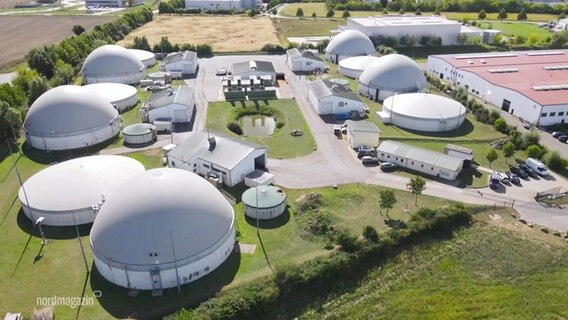 Eine Biogasanlage aus der Luft betrachtet. © Screenshot 
