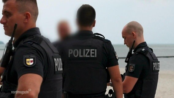 Polizeibeamte bei einer Kontrolle. © Screenshot 