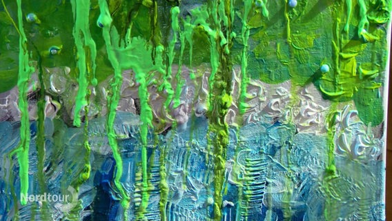 Ein abstraktes Gemälde mit viel grüner Farbe und einigen Blautönen. © Screenshot 