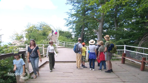 Mehrere Familien bei einem Aussichtspunkt auf die Kreidefelsen auf Rügen. © Screenshot 