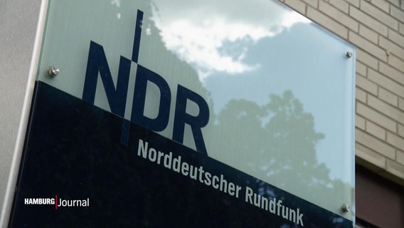 NDR-Logo auf einem Schild © Screenshot 