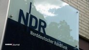 NDR-Logo auf einem Schild © Screenshot 