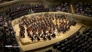 Das NDR Elbphilharmonie Orchester auf der Bühne © Screenshot 
