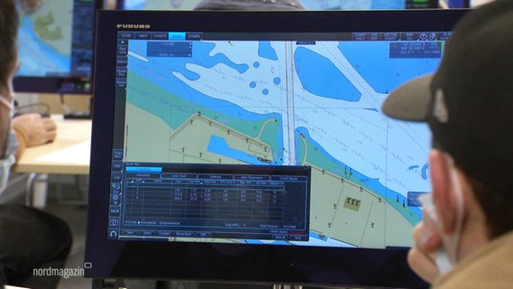 Eine Person mit einer Kappe auf dem Kopf blickt auf einen Computerbildschirm mit einer Seekarte. © Screenshot 