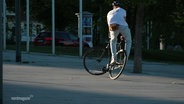 Ein Fahrradfahrer macht einen akrobatischen Trick auf seinem Fahrrad. © Screenshot 