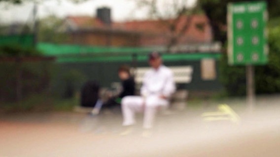 Zwei Personen auf einer Bank auf dem Tennisplatz © Screenshot 