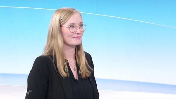 Journalistin Anna-Lou Beckmann im Studio vom Nordmagazin am 04.09.2022. © Screenshot 