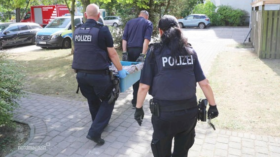 Polizisten nach einem Einsatz wegen einer Hunde-Attacke © Screenshot 