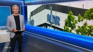 Thorsten Schröder moderiert NDR Info © Screenshot 