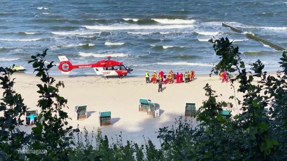 Rettungsaktion mit einem Hubschrauber an einem Strand auf Usedom © Screenshot 