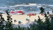 Rettungsaktion mit einem Hubschrauber an einem Strand auf Usedom © Screenshot 