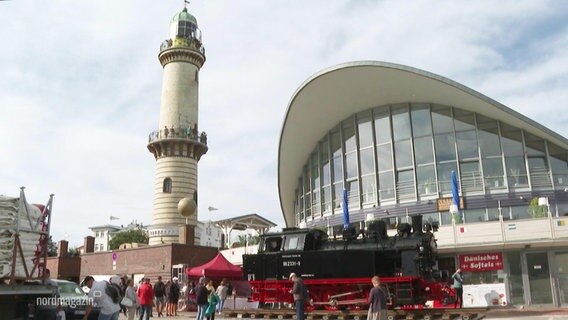 Die Mecklenburgische Bäderbahn Molli auf einem Anhänger vor dem Teepott in Warnemünde. © Screenshot 