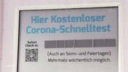 Ein Schild wirbt für einen Corona-Schnelltest. © Screenshot 