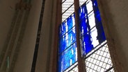 Ein Kirchenfenster von Günther Uecker gestaltet. © Screenshot 