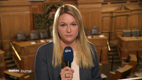 Die Reporterin Ines Jacobi berichtet aus dem Rathaus. © Screenshot 