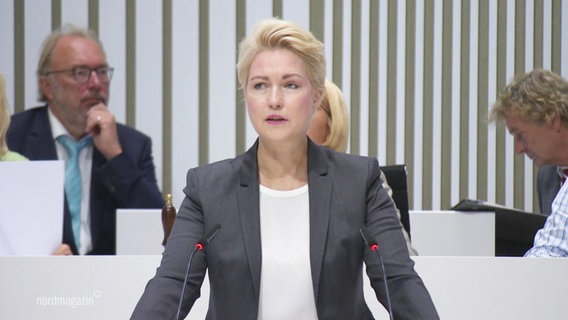 Minsterpräsidentin Manuela Schwesig (SPD) spricht im Landtag. © Screenshot 