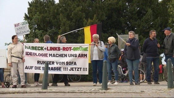 Demonstrant*innen vor dem Schweriner Landtag. © Screenshot 
