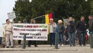 Demonstrant*innen vor dem Schweriner Landtag. © Screenshot 