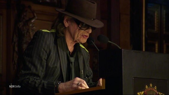 Udo lindenberg bei seiner Dankesrede zur Ehrenbürgerwürde der Stadt Hamburg. © Screenshot 