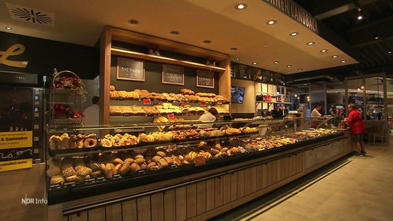 Die Ladentheke einer Bäckerei © Screenshot 
