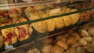 Brötchen liegen an der Theke einer Bäckerei © Screenshot 