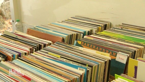 Schallplatten lagern in Pappkartons © Screenshot 