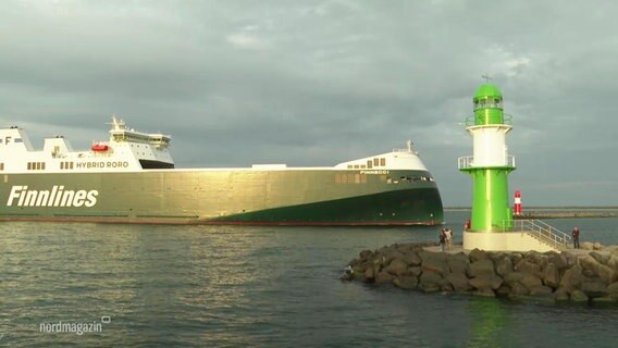 Eine Fähre läuft im Hafen von Warnemünde ein © Screenshot 