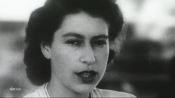Ein Schwarz-Weiß-Bild der jungen Queen Elizabeth II. © Screenshot 