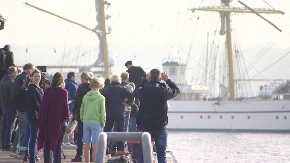 Schaulustige empfangen die Gorch Fock in Kiel. © Screenshot 