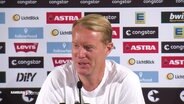 Timo Schultz, Trainer des FC St. Pauli, bei einer Pressekonferenz. © Screenshot 