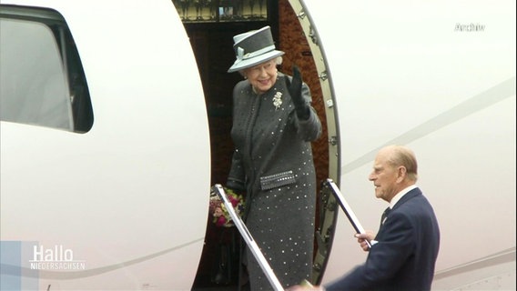 Die Queen winkt aus einem Flugzeug. © Screenshot 