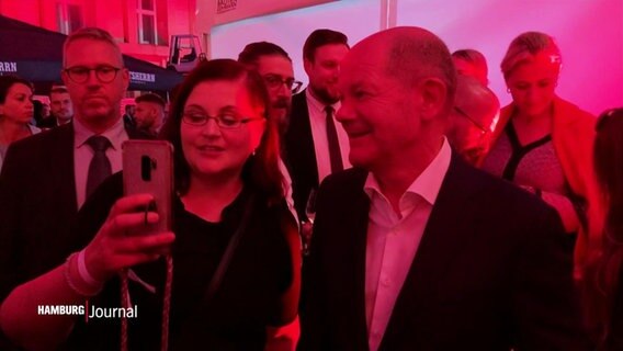 Eine Frau macht ein Selfie mit Bundeskanzler Olaf Scholz. © Screenshot 