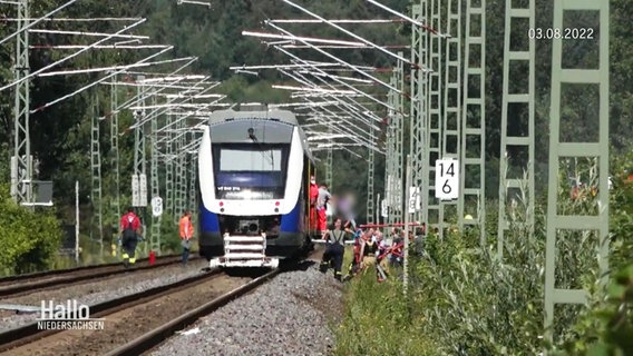 Ein Zug auf den Gleisen nach einem Unfall. © Screenshot 