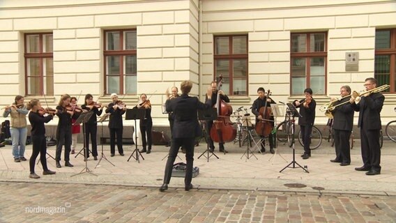 Eine Bigband draußen vor einem Haus. © Screenshot 