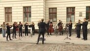 Eine Bigband draußen vor einem Haus. © Screenshot 