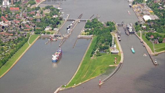 Schleusen am Nord-Ostsee-Kanal in Brunsbüttel aus der Luft © Screenshot 
