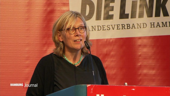 Sabine Ritter steht an einem Rednerpult. © Screenshot 