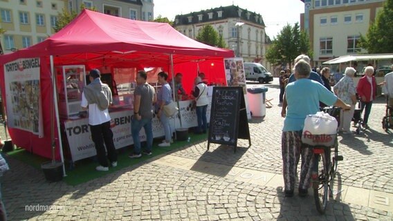 Ein Stand auf dem Marktplatz © Screenshot 