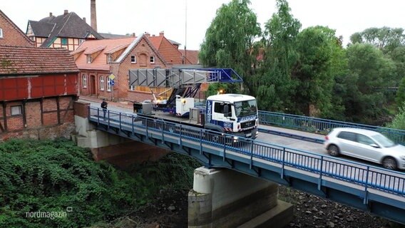 Ein Brückenprüfungslaster steht auf der Dömitzer Torbrücke. © Screenshot 