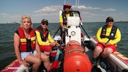 Britta von der Lucke mit einem DLRG-Team in einem Boot © Screenshot 