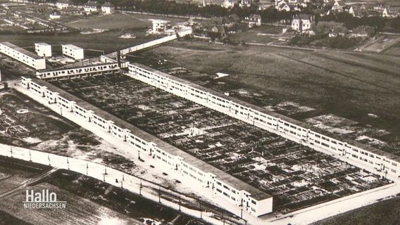 Historisches Schwarz-Weiß-Foto aus der Vogelperspektive von der Wohnsiedlung in Celle im Bauhaus-Stil. © Screenshot 