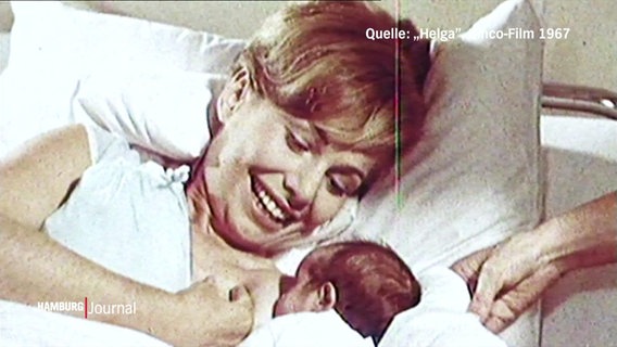 Szene aus dem Aufklärungsfilm "Helga" von 1967: Eine Frau gibt ihrem Neugeborenen die Brust. © Screenshot 