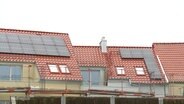 Auf einem Dach eines Wohnhauses sind Solaranlagen angebracht. © Screenshot 