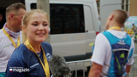 Sophie Struwe beim Halbmarathon in Kiel 2022 im Interview. © Screenshot 