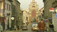 Blick in eine Hauptstraße Teterows in den 90ern an deren Ende sich das historische Stadttor befindet. © Screenshot 