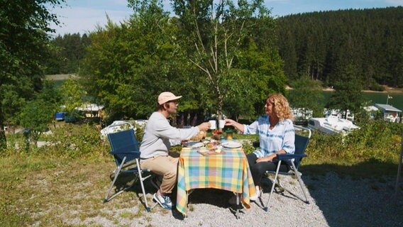 Aki Bosse and B. Tietjen at the camping table © screenshot 