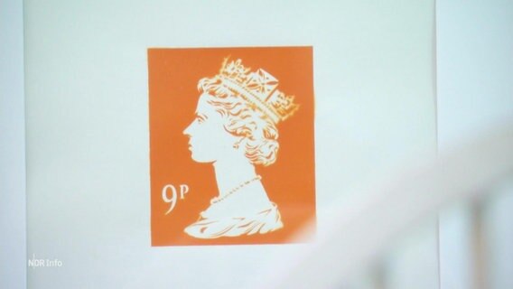 Eine Briefmarke mit dem Motiv der Queen. © Screenshot 