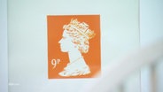 Eine Briefmarke mit dem Motiv der Queen. © Screenshot 